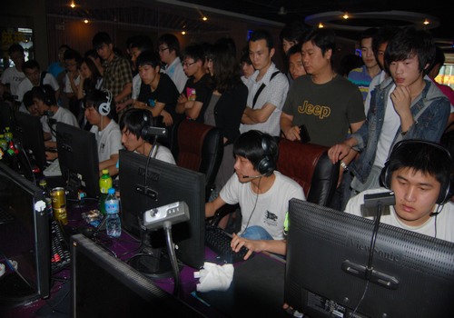 EDward Gaming 官方宣布：友好地终止与打野选手 JIEJIE 的合同，他将立即离开战队